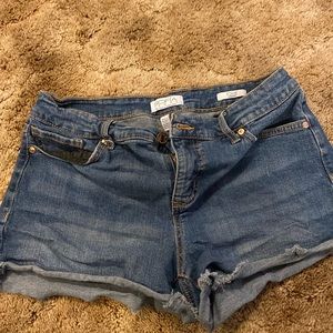 Short denim Sofia Jeans by Sofia Vergara. Only worn twice. Size 4. Chí Short.